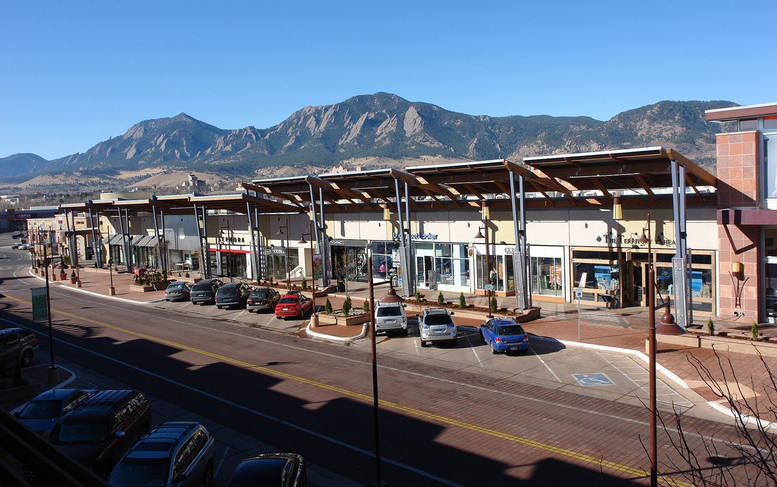 29th Street shopping center in Boulder with the Flatirons behind it